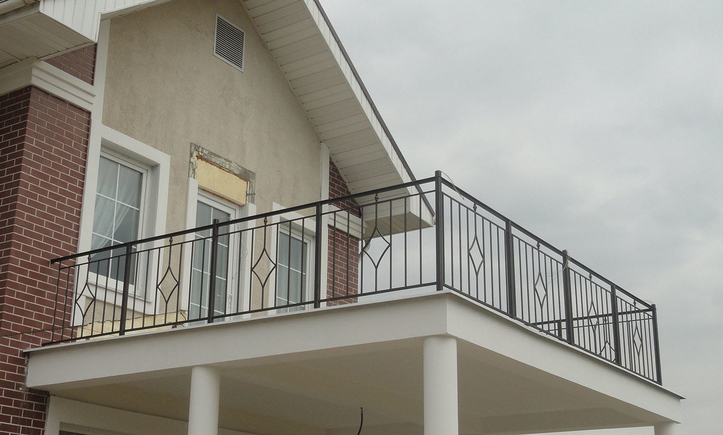 Перила на балкон из металла в частном доме фото