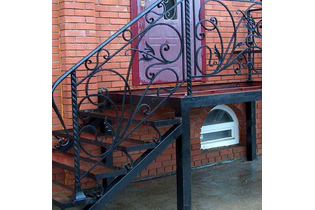 Перила кованые для изогнутой лестницы на улице КП-0178