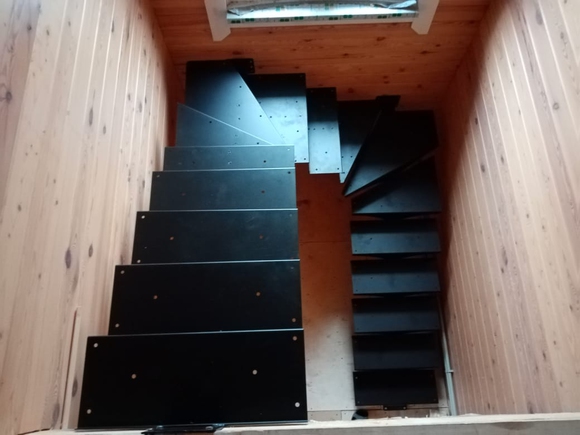 Лестница на 2 этаж на монокосоуре, поворот на 180° ЛМК-06